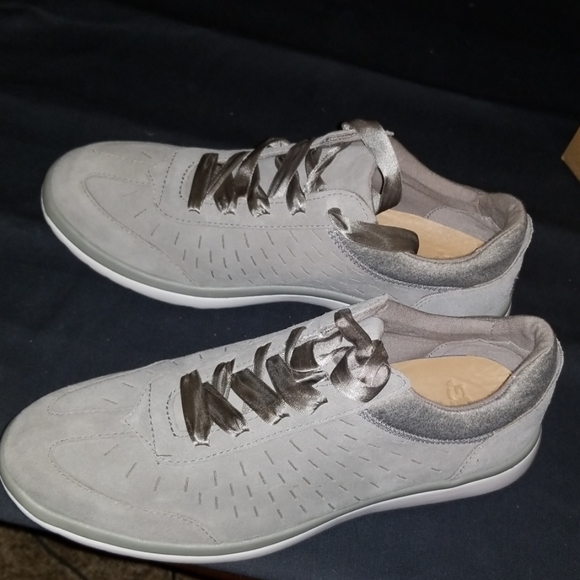 Sneakers - Picture 3 of 8